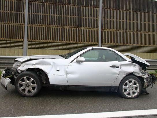 Das Auto des Flachgauers wurde bei dem Unfall komplett zerstört.