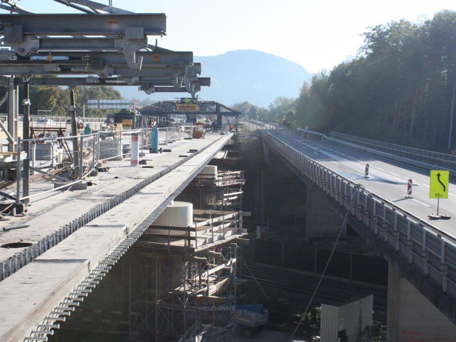 Die Bauarbeiten der neuen Autobahnbrücke Salzburg Nord geht zügig voran.