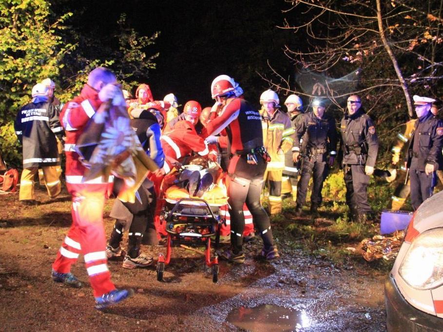 Eine hochschwangere Frau stürzte Mittwochabend auf der B99 mit ihrem Pkw in den Fritzbach.