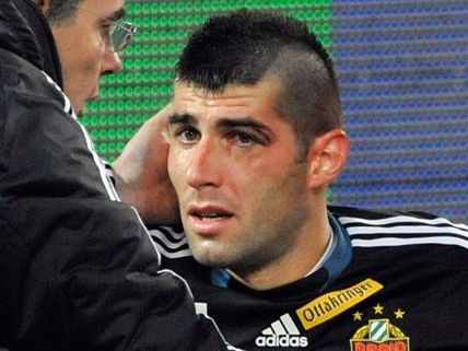 Rapid-Keeper Novota wurde bei einem Zusammenstoß schwer verletzt. Rapid-Keeper Novota wurde bei einem Zusammenstoß schwer verletzt.