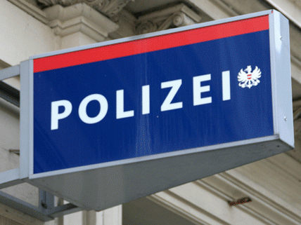 Ein 13-Jähriger wurde in Schwechat von zwei Jugendlichen überfallen. Ein 13-Jähriger wurde in Schwechat von zwei Jugendlichen überfallen.