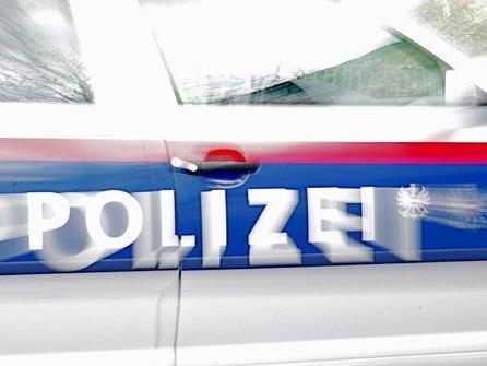 Die Räuberin, eine Pensioistin aus Wien, bedrohte die Verkäuferin mit einer Waffe.