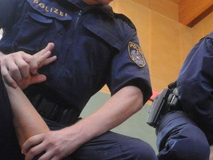 Die Polizei trennte die beiden kämpfenden Zuhälter: Festnahme. Die Polizei trennte die beiden kämpfenden Zuhälter: Festnahme.