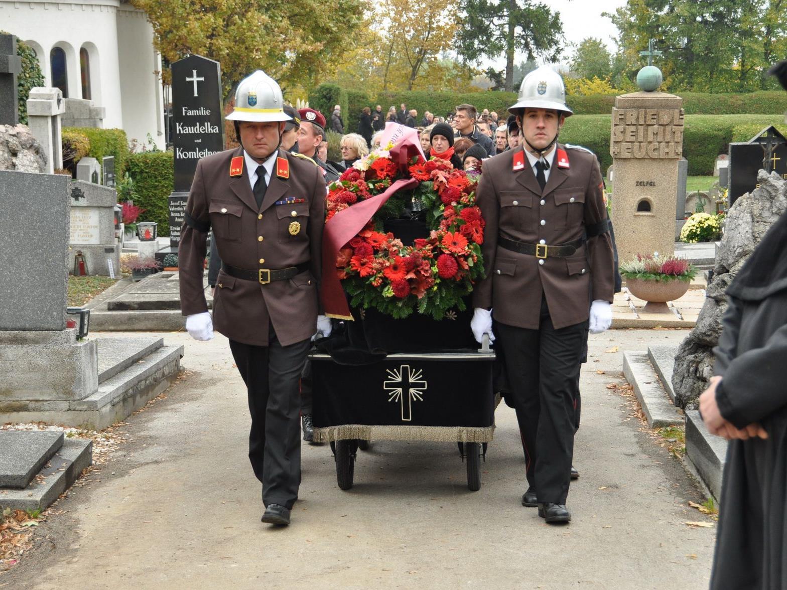 Große Anteilnahme bei der Beerdigung des verunglückten Feuerwehrmannes.