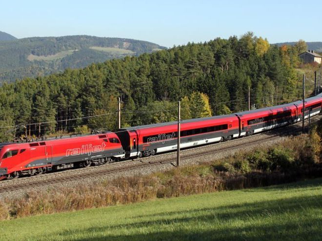 Der ÖBB Hochgeschwindigkeitszug Railjet auf der Südbahnstrecke am Dienstag, 18. Oktober 2011. Die Hochleistungszüge werden ab nun fahrplanmäßig zunächst die Strecke Wien - Graz bedienen. Der ÖBB Hochgeschwindigkeitszug Railjet auf der Südbahnstrecke am Dienstag, 18. Oktober 2011. Die Hochleistungszüge werden ab nun fahrplanmäßig zunächst die Strecke Wien - Graz bedienen.