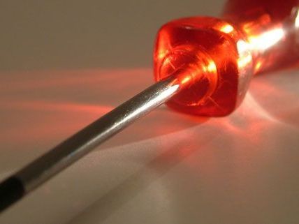 Elektriker wurde in Klagenfurt von Jugendlichen mit einem Schraubenzieher attackiert Elektriker wurde in Klagenfurt von Jugendlichen mit einem Schraubenzieher attackiert