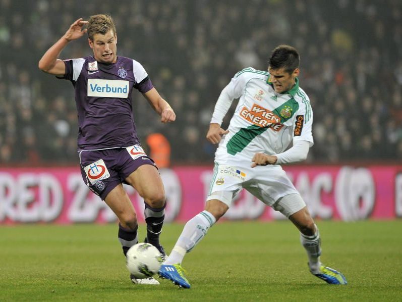 Rapids Christopher Trimmel (r.) kämpft mit Austrias Alexander Grünwald um den Ball. Rapids Christopher Trimmel (r.) kämpft mit Austrias Alexander Grünwald um den Ball.