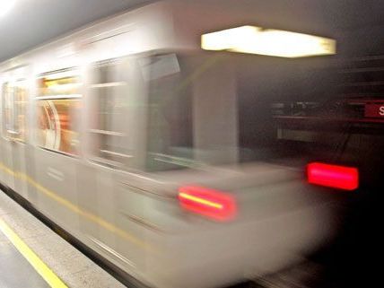 Mann versuchte Frau vor die Gleise zu stoßen Mann versuchte Frau vor die Gleise zu stoßen