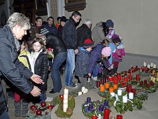 Viele Schrunser Eltern kamen mit ihren Kindern zur Adventkranzweihe in die örtliche Pfarrkirche. Viele Schrunser Eltern kamen mit ihren Kindern zur Adventkranzweihe in die örtliche Pfarrkirche.