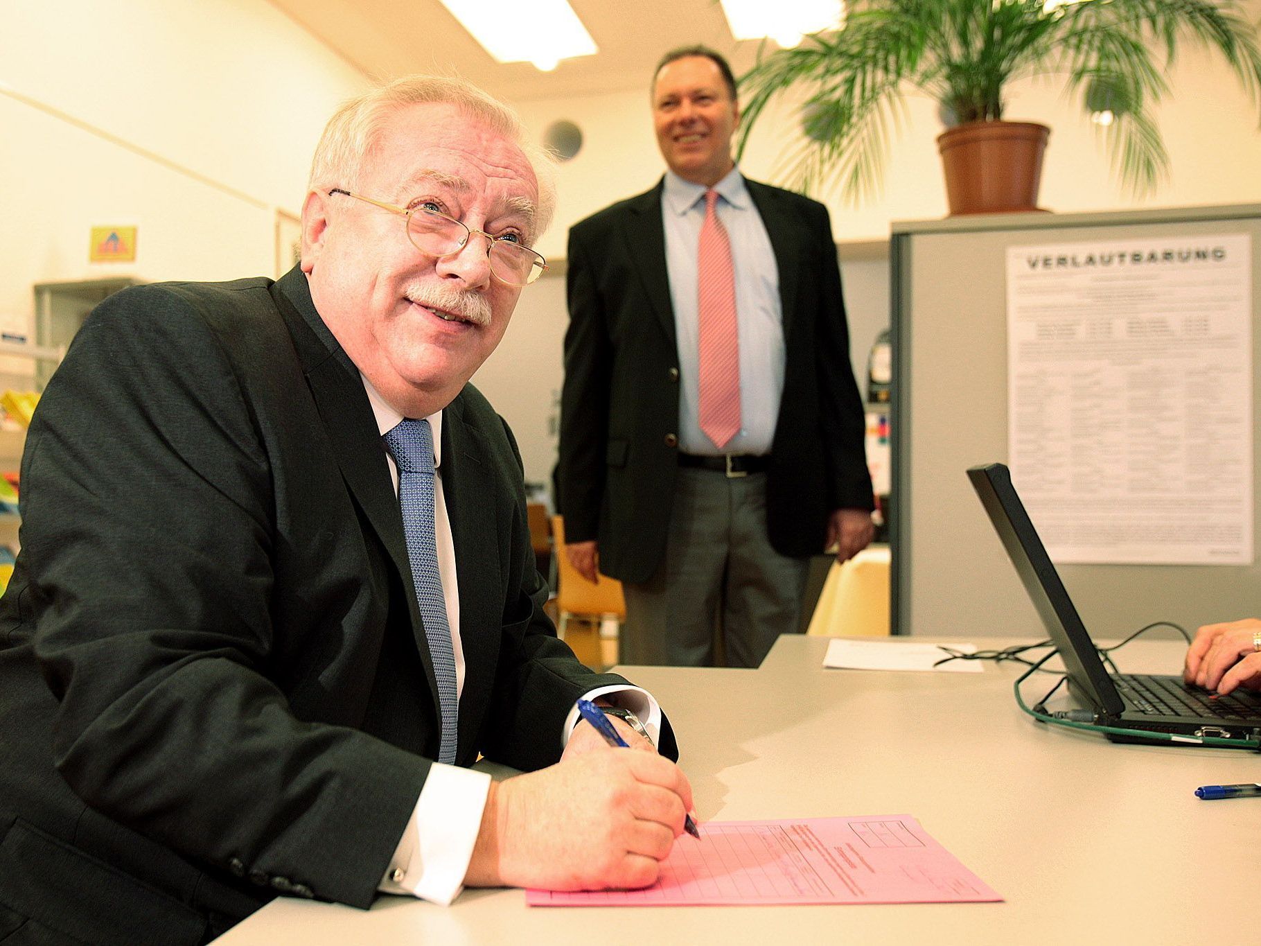 Bgm Michael Häupl bei der Unterzeichnung des "Bildungsvolksbegehrens" mit dabei BV Franz Prokopp Bgm Michael Häupl bei der Unterzeichnung des "Bildungsvolksbegehrens" mit dabei BV Franz Prokopp