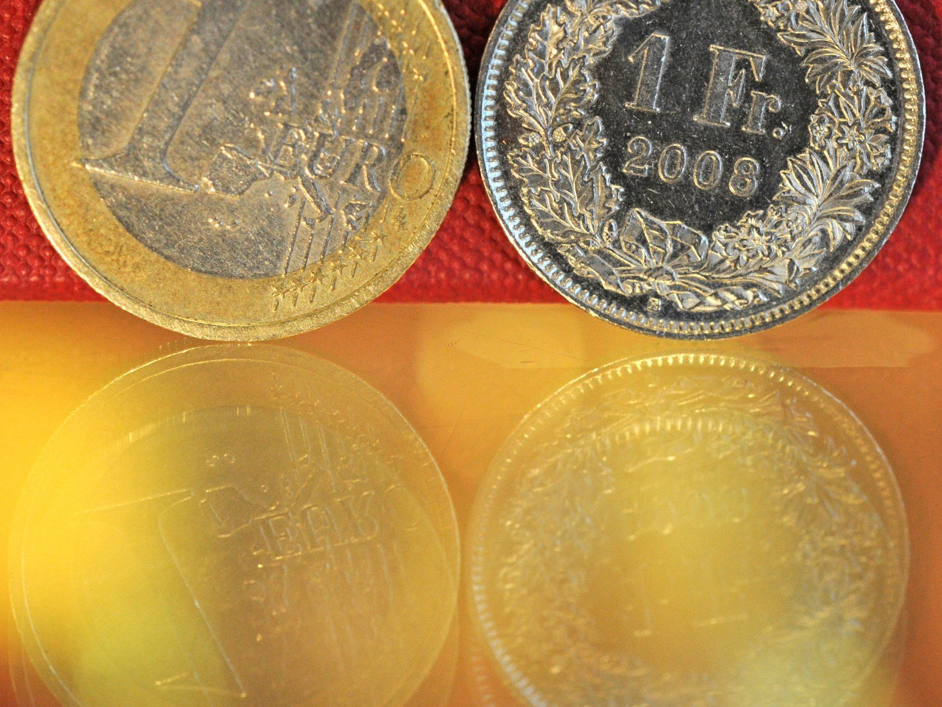 SNB rechnet mit weiterer Abwertung zum Euro. SNB rechnet mit weiterer Abwertung zum Euro.