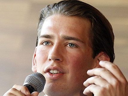 Sebstian Kurz verlieh im Rahmen einer Pressekonferenz den 300 000. ECDL Sebstian Kurz verlieh im Rahmen einer Pressekonferenz den 300 000. ECDL