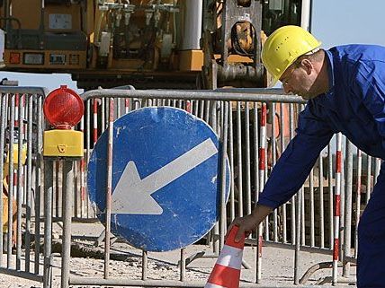 Bei den Bauarbeiten in Liesing wird die Fahrbahn instandgesetzt