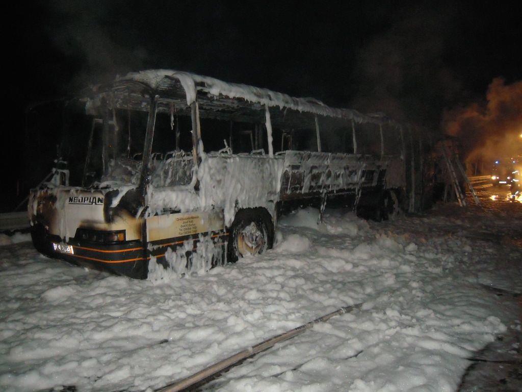 Kein Schnee, sonder Löschschaum: Dieser Bus war in Flammen aufgegangen.