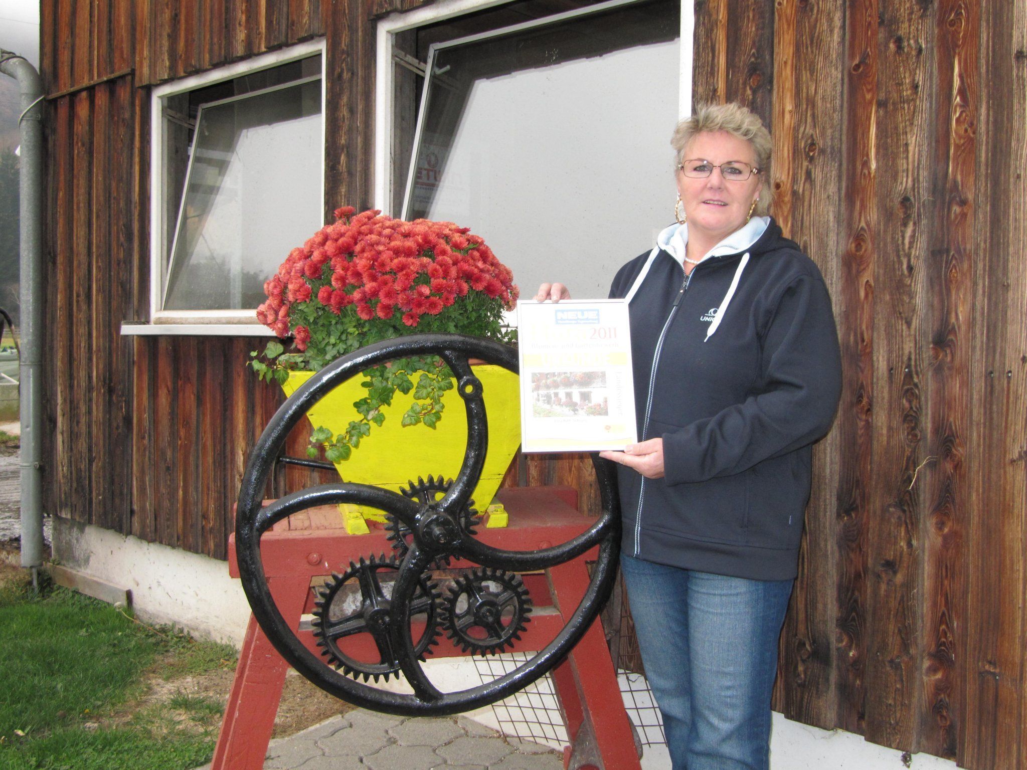 Erna Both zeigt stolz die Urkunde, die ihr bem FLORA-Blumenwettbewerb überreicht wurde. Erna Both zeigt stolz die Urkunde, die ihr bem FLORA-Blumenwettbewerb überreicht wurde.