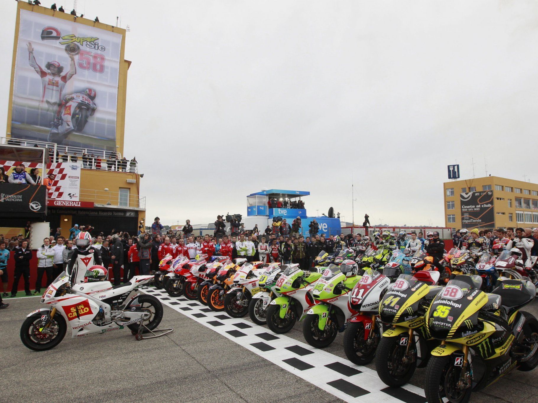 Legende Schwantz führte auf Simoncellis Gresini-Honda Feld bei Ehrenrunde an. Legende Schwantz führte auf Simoncellis Gresini-Honda Feld bei Ehrenrunde an.