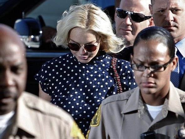 Polizisten führten Lindsay Lohan in den Gerichtssaal in Los Angeles