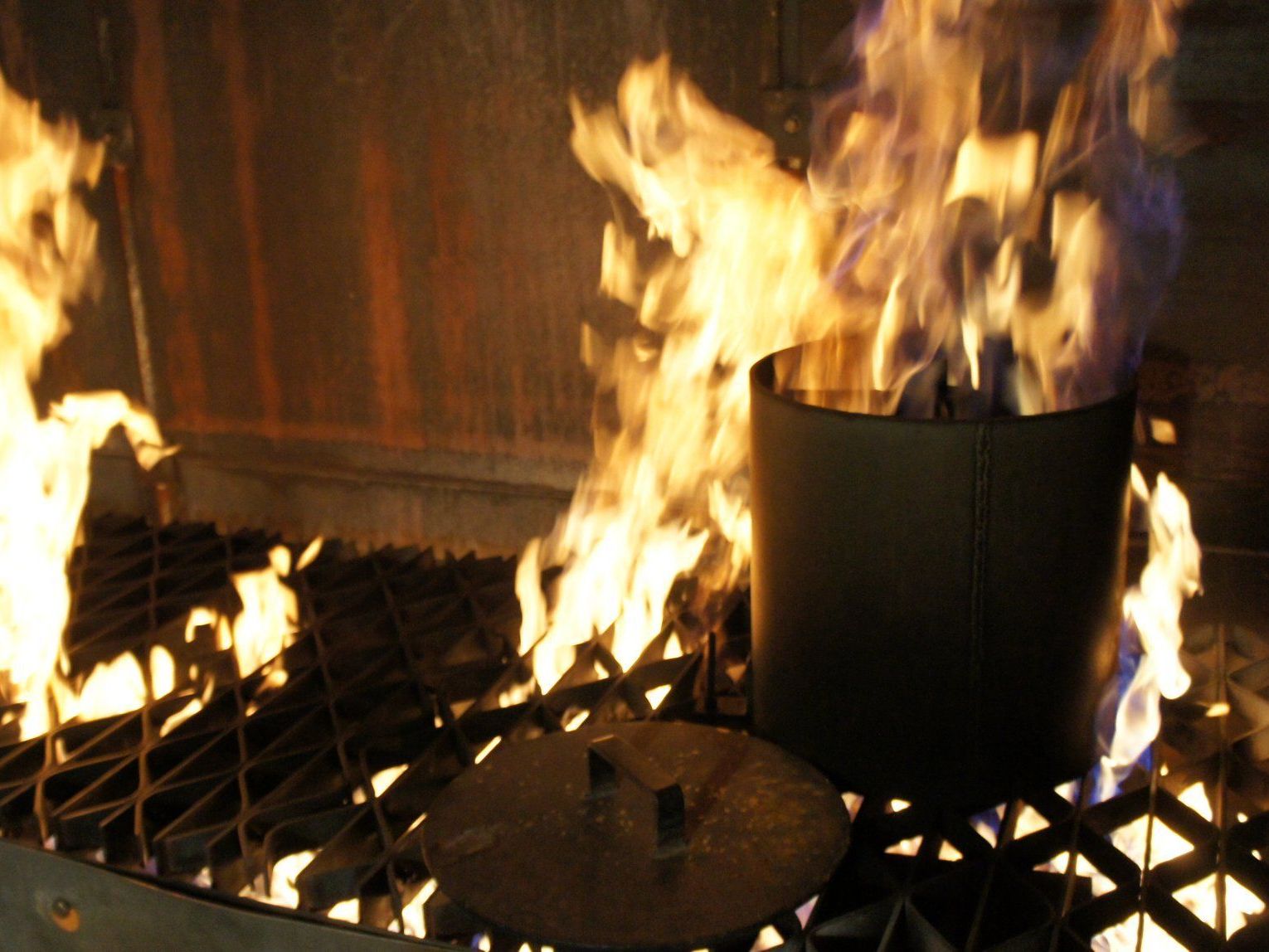 Küchenbrand mit Fett. Schlechteste aller Ideen: Wasser draufschütten... die Stichflamme kostet sicher nicht nur die Augenbrauen!