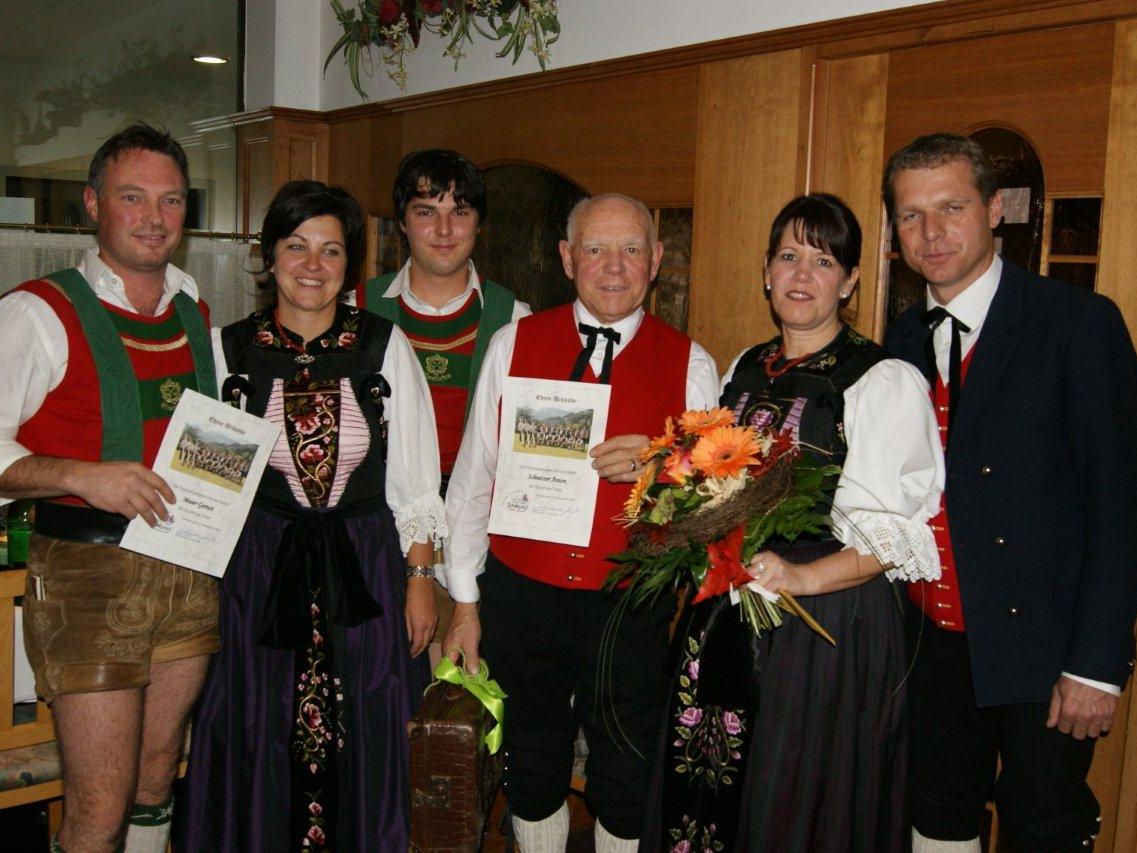Die Jubilare Annette Mathies-Schnetzer (2. v.r.)  und Anton Schnetzer (3. v.r.) freuten sich sehr. Die Jubilare Annette Mathies-Schnetzer (2. v.r.)  und Anton Schnetzer (3. v.r.) freuten sich sehr.