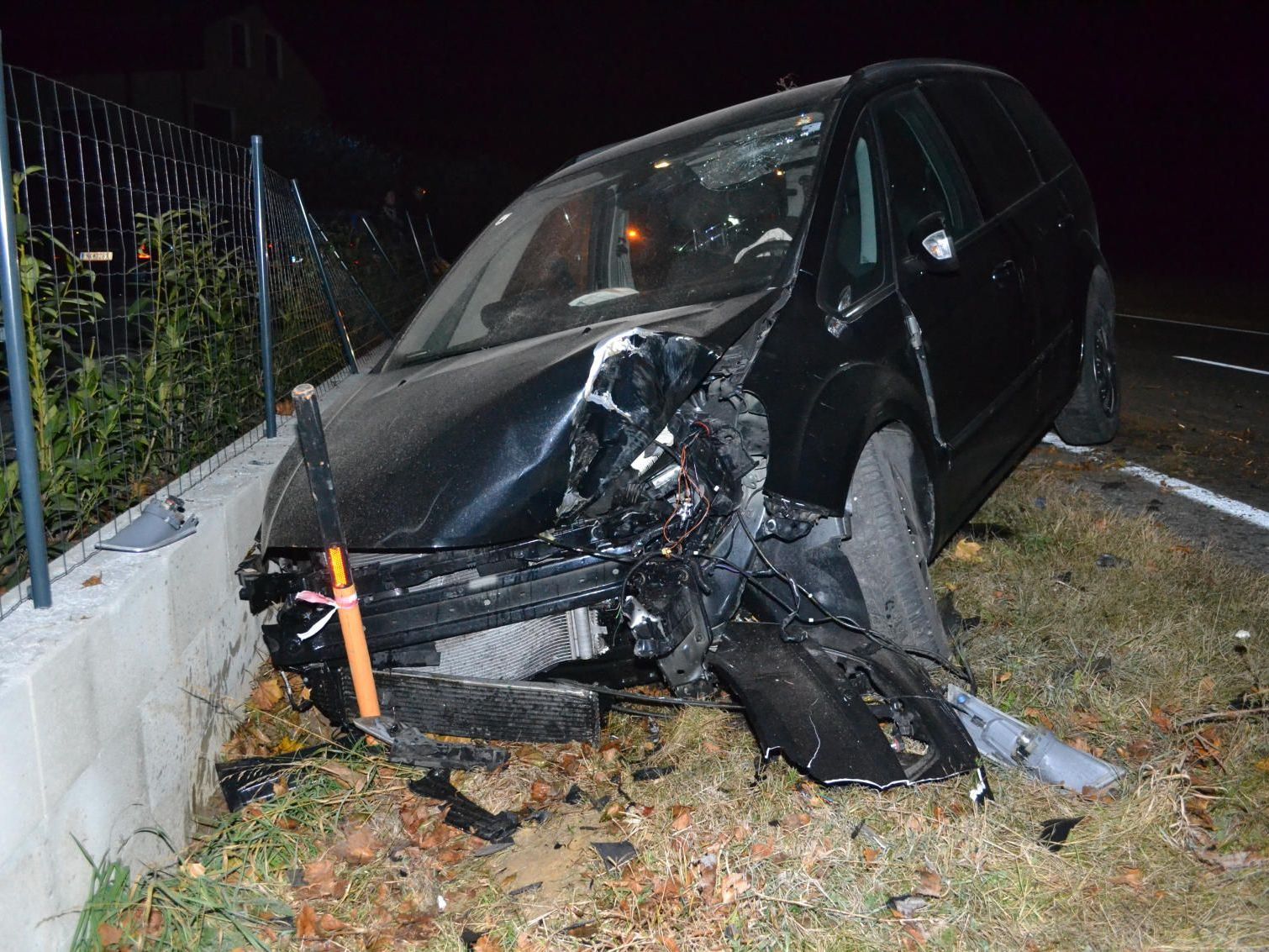 Gecrasht, überschlagen, Baum entwurzelt, im Graben liegen geblieben: Der Fahrer dieses Wagens hatte unglaubliches Glück!