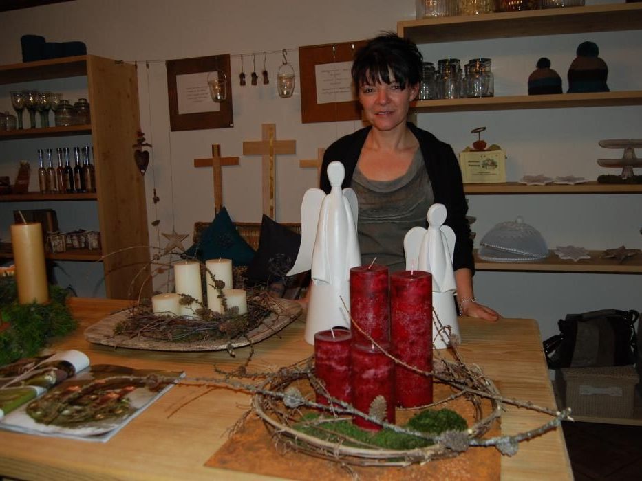 Marlies Schwarzhans-Dönz begrüßte zahlreiche Kunden zu ihrer ersten Weihnachtsausstellung Marlies Schwarzhans-Dönz begrüßte zahlreiche Kunden zu ihrer ersten Weihnachtsausstellung