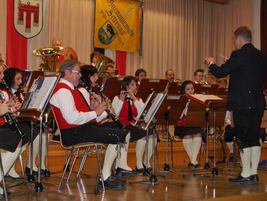 Traditionell und modern präsentierte sich die Harmoniemusik Schruns beim Cäciliakonzert. Traditionell und modern präsentierte sich die Harmoniemusik Schruns beim Cäciliakonzert.