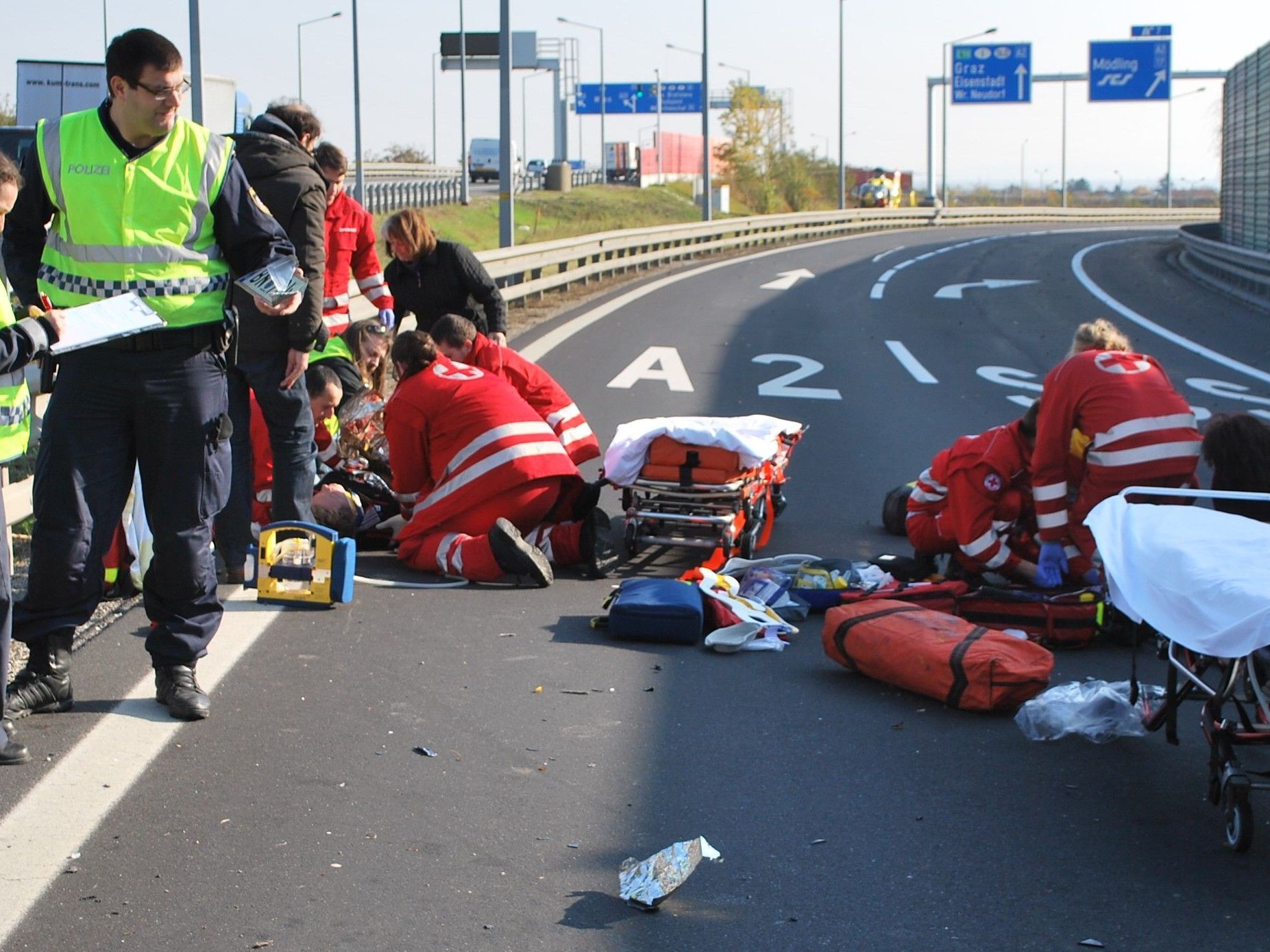 Der Unfall auf der A21 beim Knoten Vösendorf forderte zwei Verletzte. Der Unfall auf der A21 beim Knoten Vösendorf forderte zwei Verletzte.