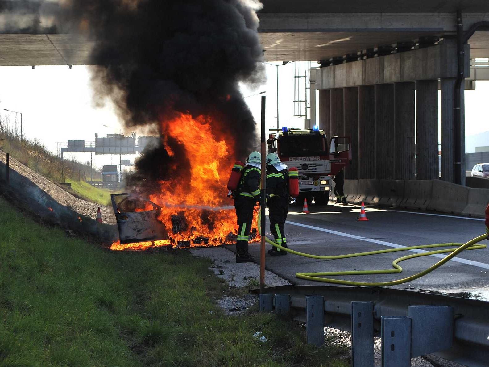 Das war's mit dem schönen Auto: BMW auf der Südautobahn brannte einfach ab.