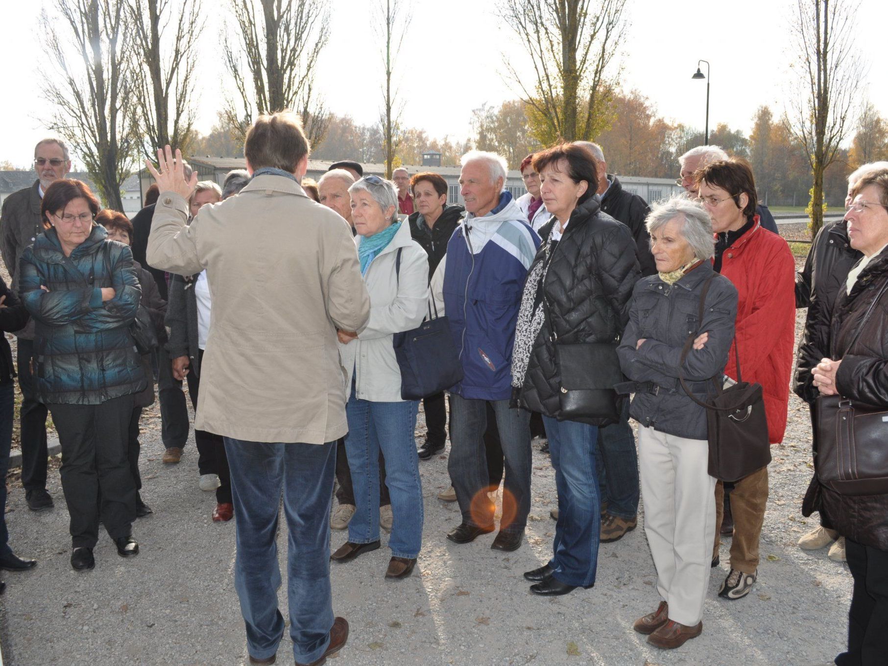 Ludwig Schmidinger führte die Exkursionsgruppe durch die Gedenkstätte. Ludwig Schmidinger führte die Exkursionsgruppe durch die Gedenkstätte.