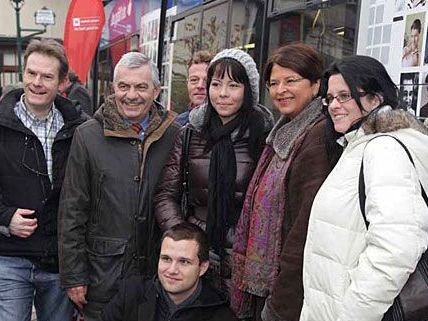 Vize-Bürgermeisterin Renate Brauner und viele Wiener Linien-Fans posieren vor der Facebook-Bim Vize-Bürgermeisterin Renate Brauner und viele Wiener Linien-Fans posieren vor der Facebook-Bim