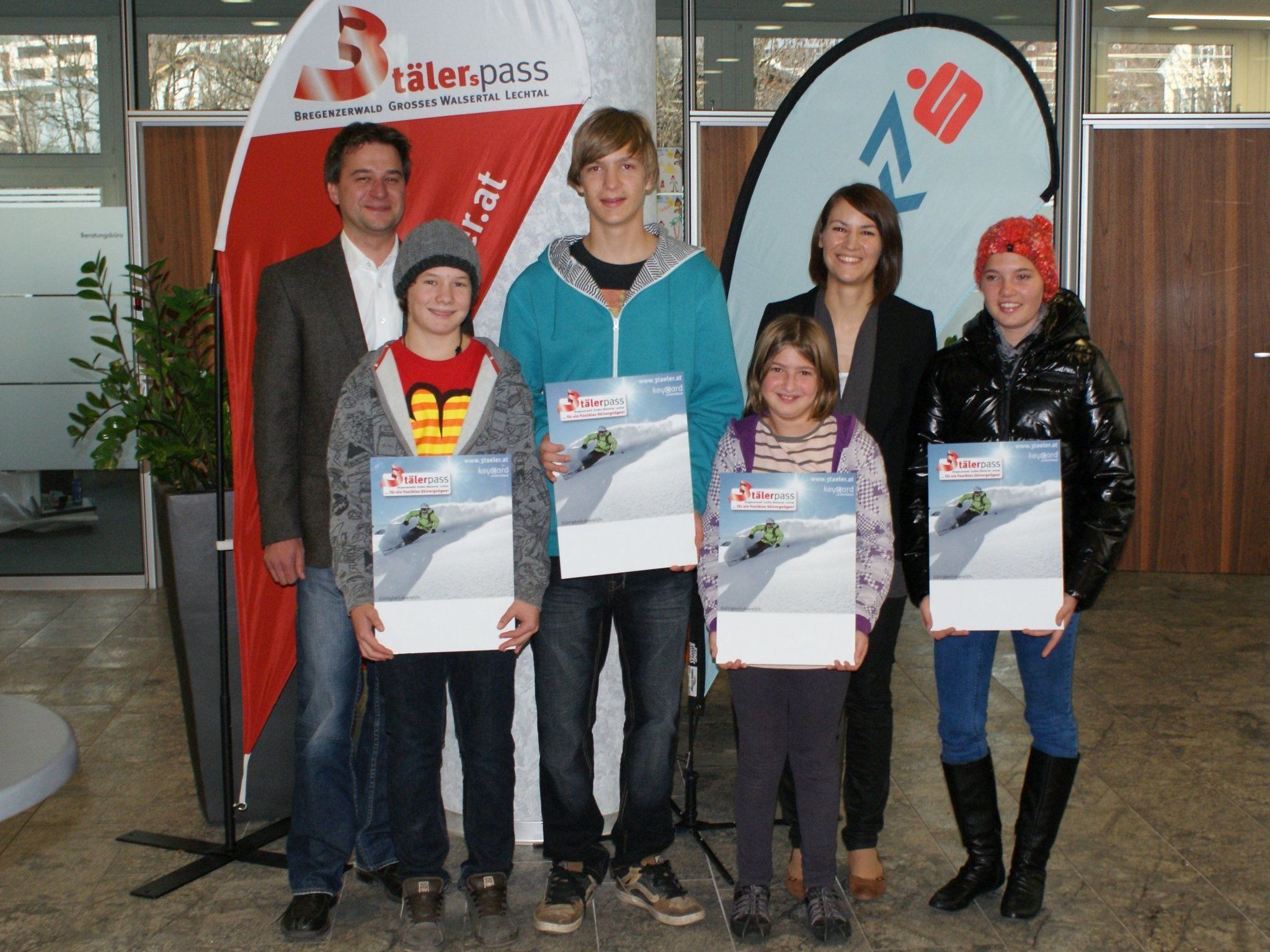 Sie alle dürfen sich über einen 3Täler Pass freuen: Stefan Greußing, Gabriel Felder, Nadine Heschl und Tamara Berchtold mit Thomas Übelher (3Täler Pass) und Lisa Singer (Sparkasse Egg). Sie alle dürfen sich über einen 3Täler Pass freuen: Stefan Greußing, Gabriel Felder, Nadine Heschl und Tamara Berchtold mit Thomas Übelher (3Täler Pass) und Lisa Singer (Sparkasse Egg).
