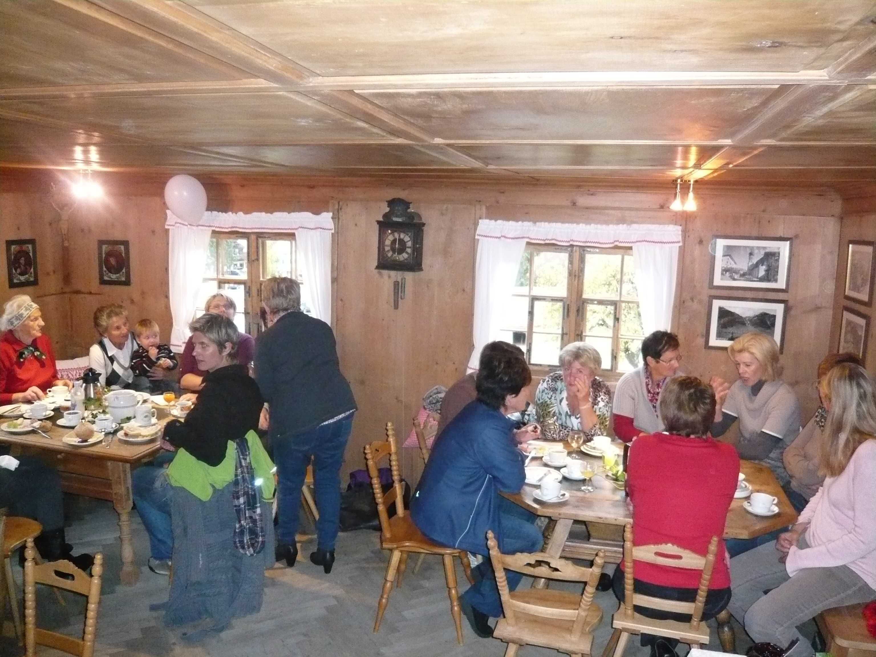 Zahlreiche Frauen trafen sich zum ersten Frauenfrühstück im Tourismusmuseum. Zahlreiche Frauen trafen sich zum ersten Frauenfrühstück im Tourismusmuseum.