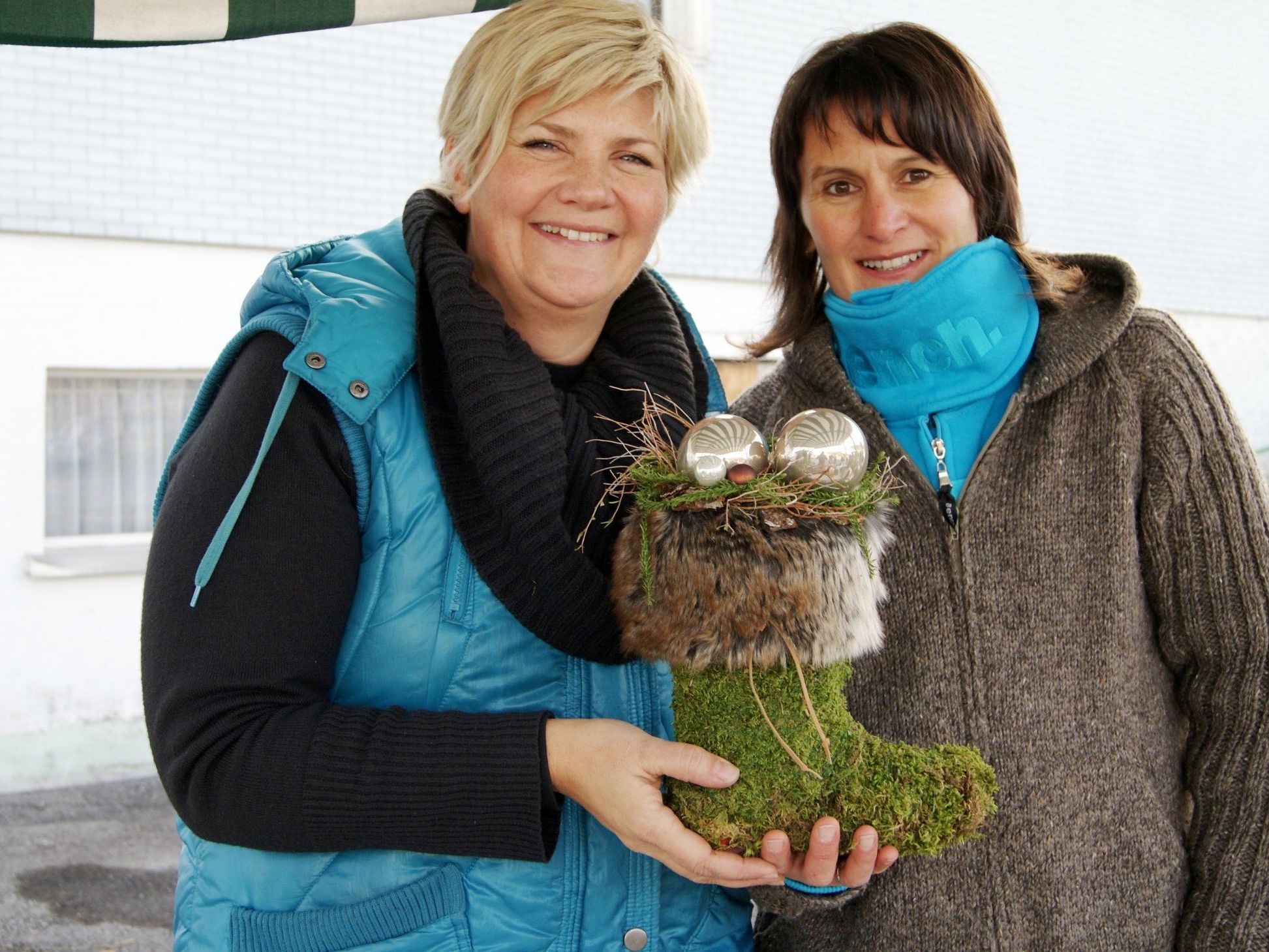 Vorweihnachtliche Stimmung: Claudia und Adele beim Bucher Markt Vorweihnachtliche Stimmung: Claudia und Adele beim Bucher Markt