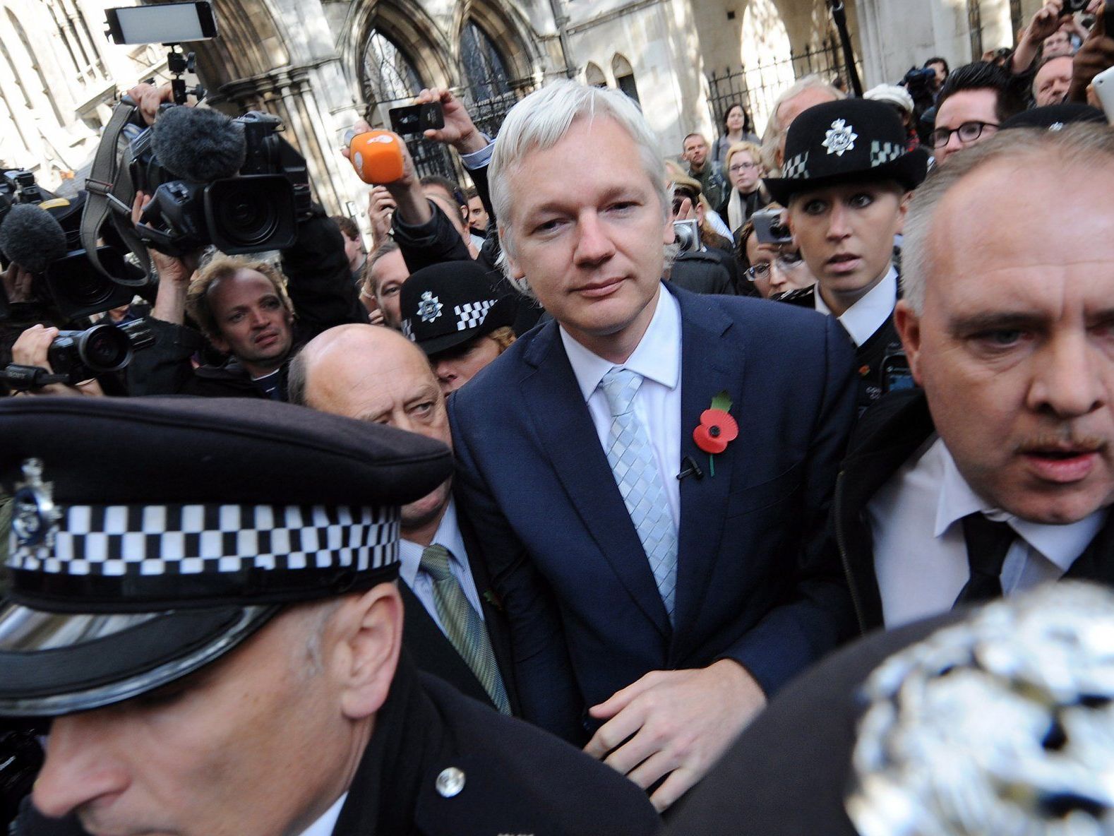 Nach dem Urteil zur Auslieferung von Wikileaks-Gründer Julian Assange an Schweden hat sein Umfeld den Druck auf die australische Regierung erhöht. Nach dem Urteil zur Auslieferung von Wikileaks-Gründer Julian Assange an Schweden hat sein Umfeld den Druck auf die australische Regierung erhöht.