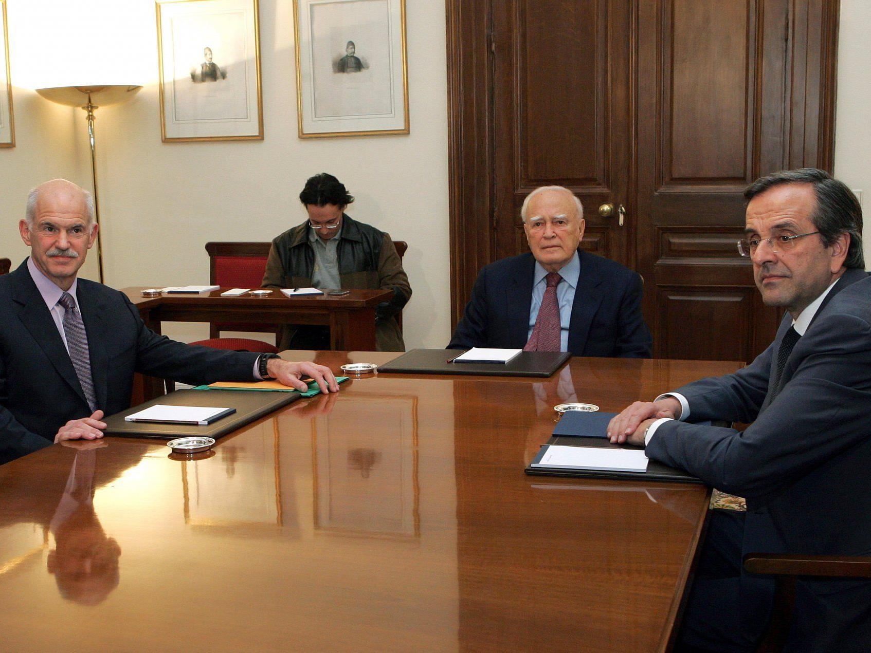 v.l.n.r.: Ministerpräsident Giorgos Papandreou, Staatspräsident Karolos Papoulias und Oppositionsführer Antonis Samaras.