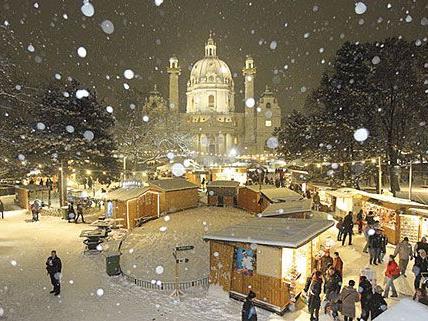 Der Adventmarkt am Wiener Karlsplatz bietet stimmungsvollen Weihnachtszauber für Groß und Klein