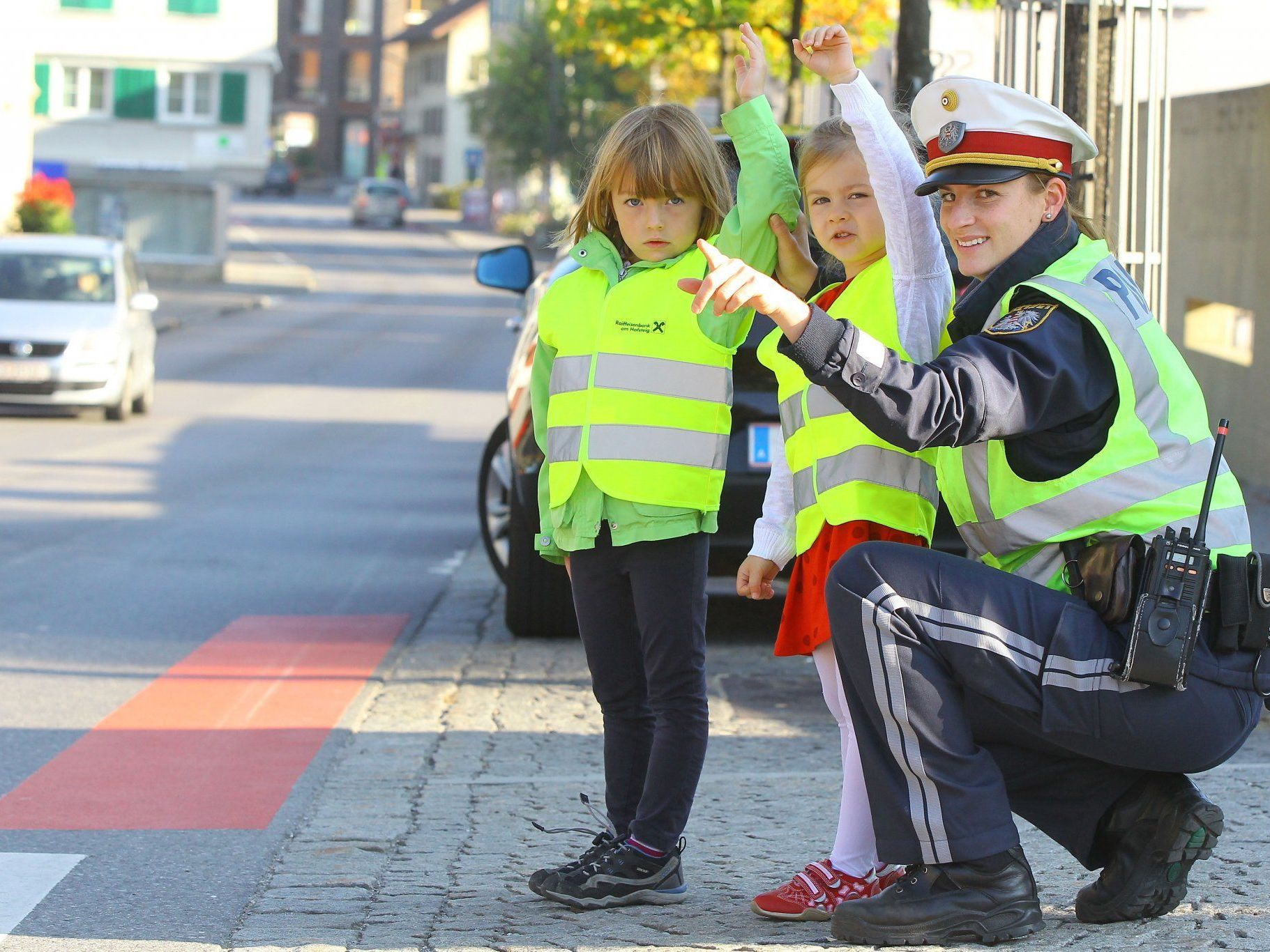 Verkehrserziehung: Mirjam Allgäuer und ihre Kollegen sorgen dafür, dass die kleine Emma und Miriam mit ihren Freunden sicher von der Schule nach Hause kommen. Verkehrserziehung: Mirjam Allgäuer und ihre Kollegen sorgen dafür, dass die kleine Emma und Miriam mit ihren Freunden sicher von der Schule nach Hause kommen.