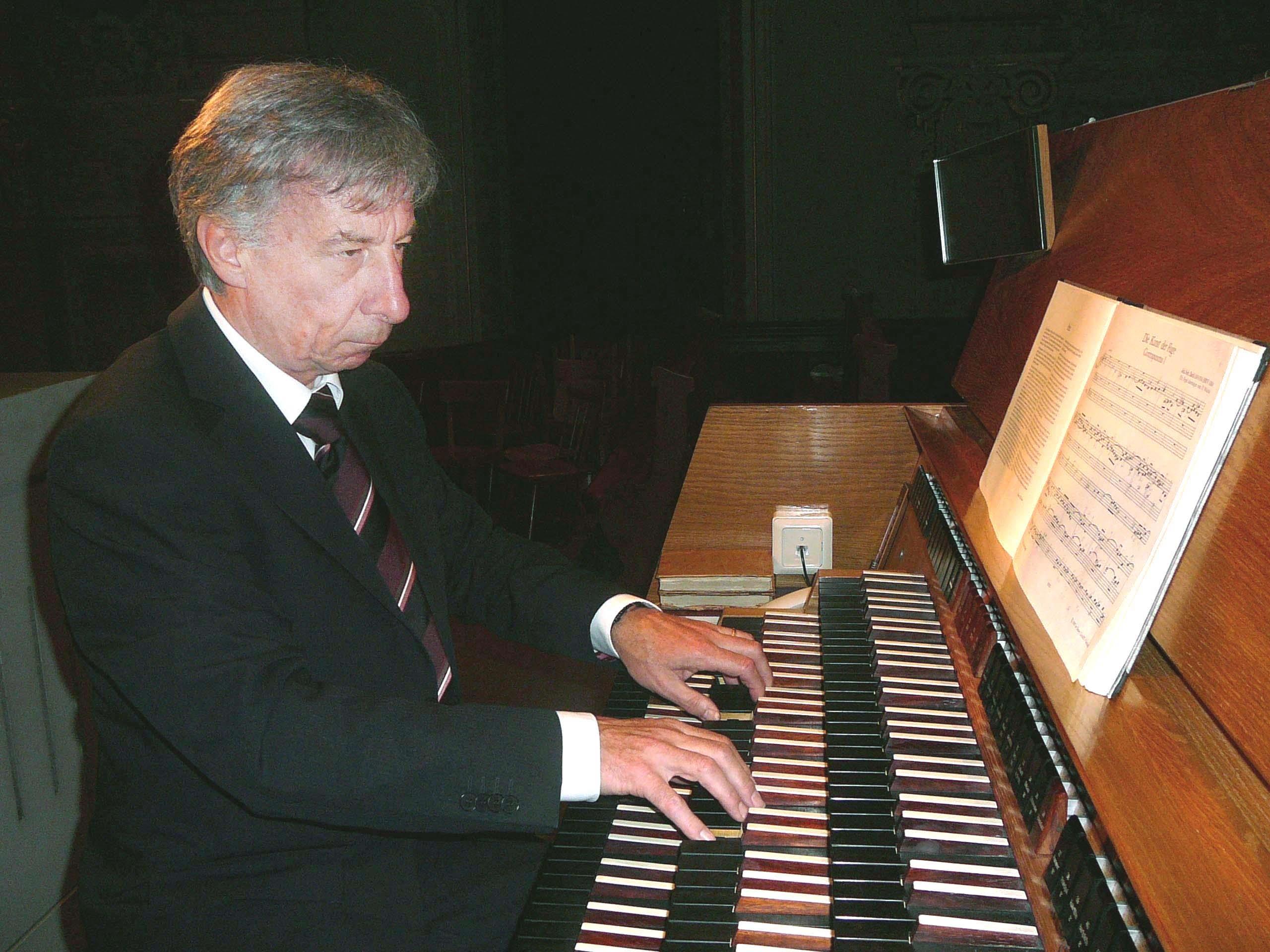 Prof. Bruno Oberhammer an der Orgel der Pfarrkirche Höchst