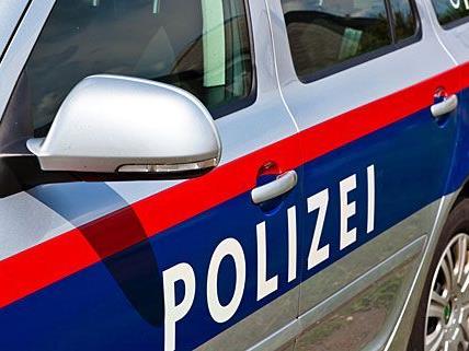 Die Polizei fahndet nach den zwei bewaffneten Männern, die in Meidling eine Tankstelle überfielen