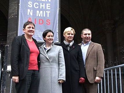 Die Stadträtinnen Frauenberger und Wehsely hissten am Wiener Rathaus Red Ribbon-Fahnen