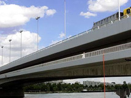 Die 16-Jährige, die ihrem Leben ein Ende setzen wollte, wurde auf der Reichsbrücke gefunden Die 16-Jährige, die ihrem Leben ein Ende setzen wollte, wurde auf der Reichsbrücke gefunden