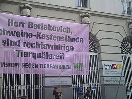 Die Aktivisten äußern ihren Protest nicht zum ersten Mal an der Fassade des Landwirtschaftsministeriums Die Aktivisten äußern ihren Protest nicht zum ersten Mal an der Fassade des Landwirtschaftsministeriums