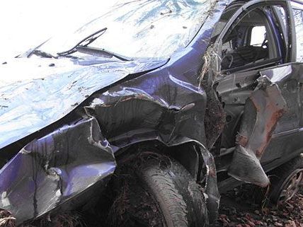 Der Unfallwagen überschlug sich mehrmals, nachdem er auf der LB38 von der Fahrbahn abkam Der Unfallwagen überschlug sich mehrmals, nachdem er auf der LB38 von der Fahrbahn abkam