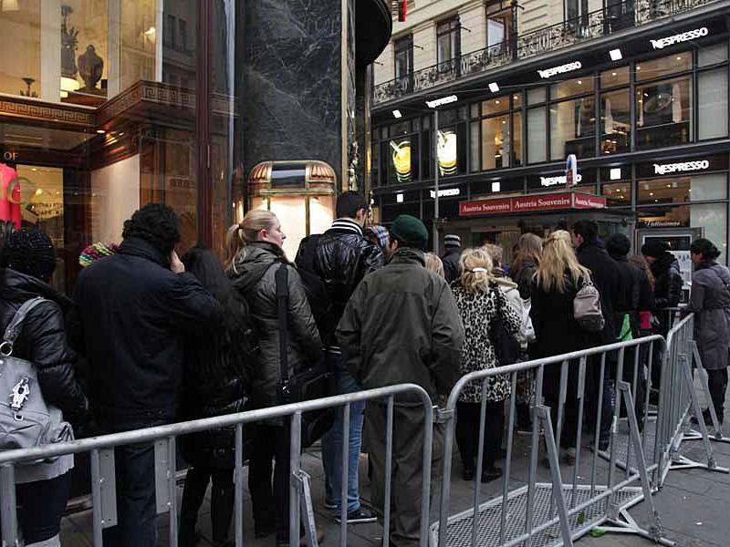 Versace-Fans belagerten schon vor der Ladenöffnung die H&M-Filiale am Graben