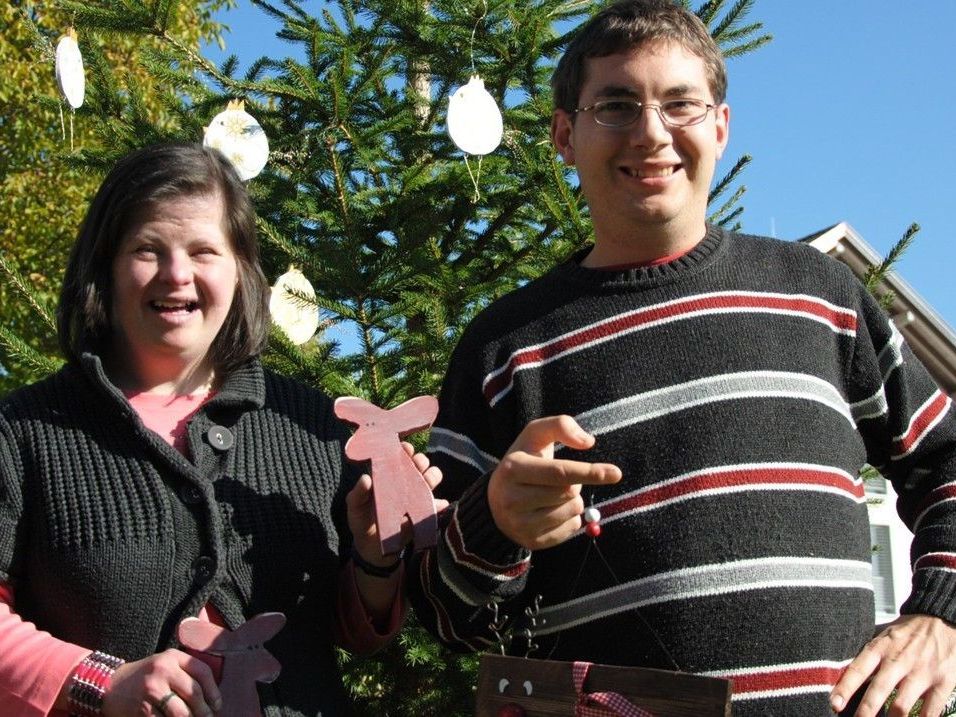 Menschen mit Beeinträchtigungen präsentieren besondere Weihnachtsprodukte. Menschen mit Beeinträchtigungen präsentieren besondere Weihnachtsprodukte.