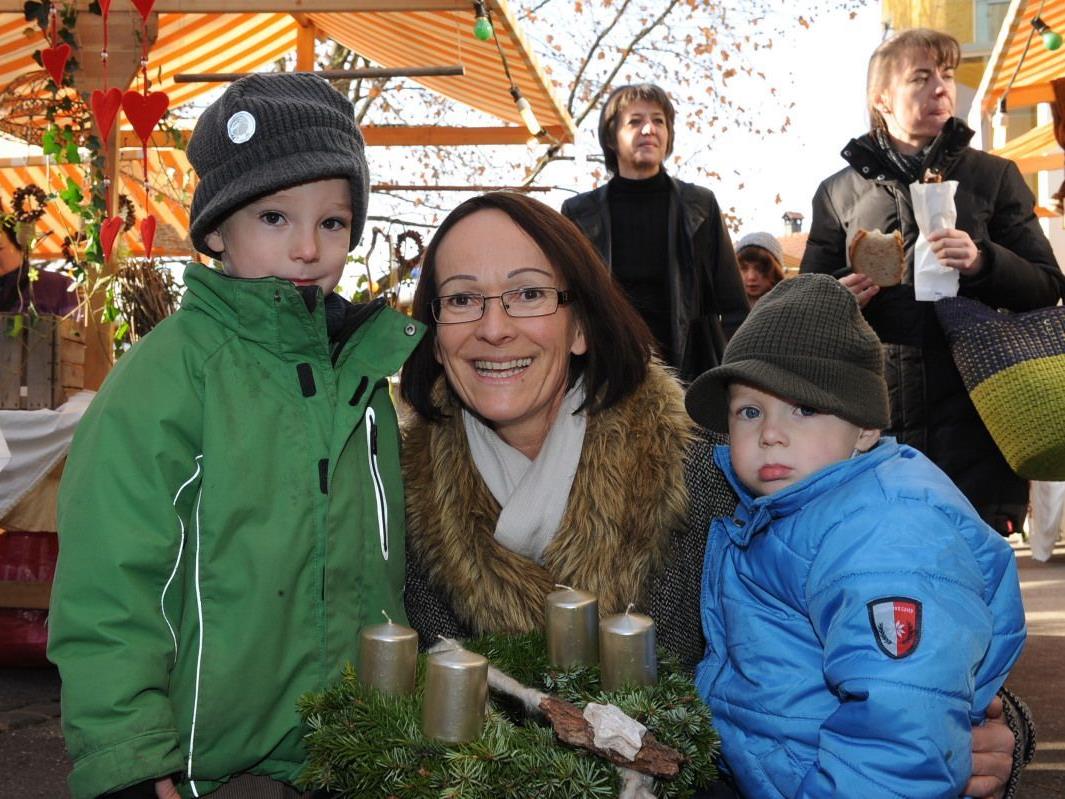 Inge wurde mit ihren Enkeln Jan und Jonas auf dem Weihnachtsmarkt fündig.