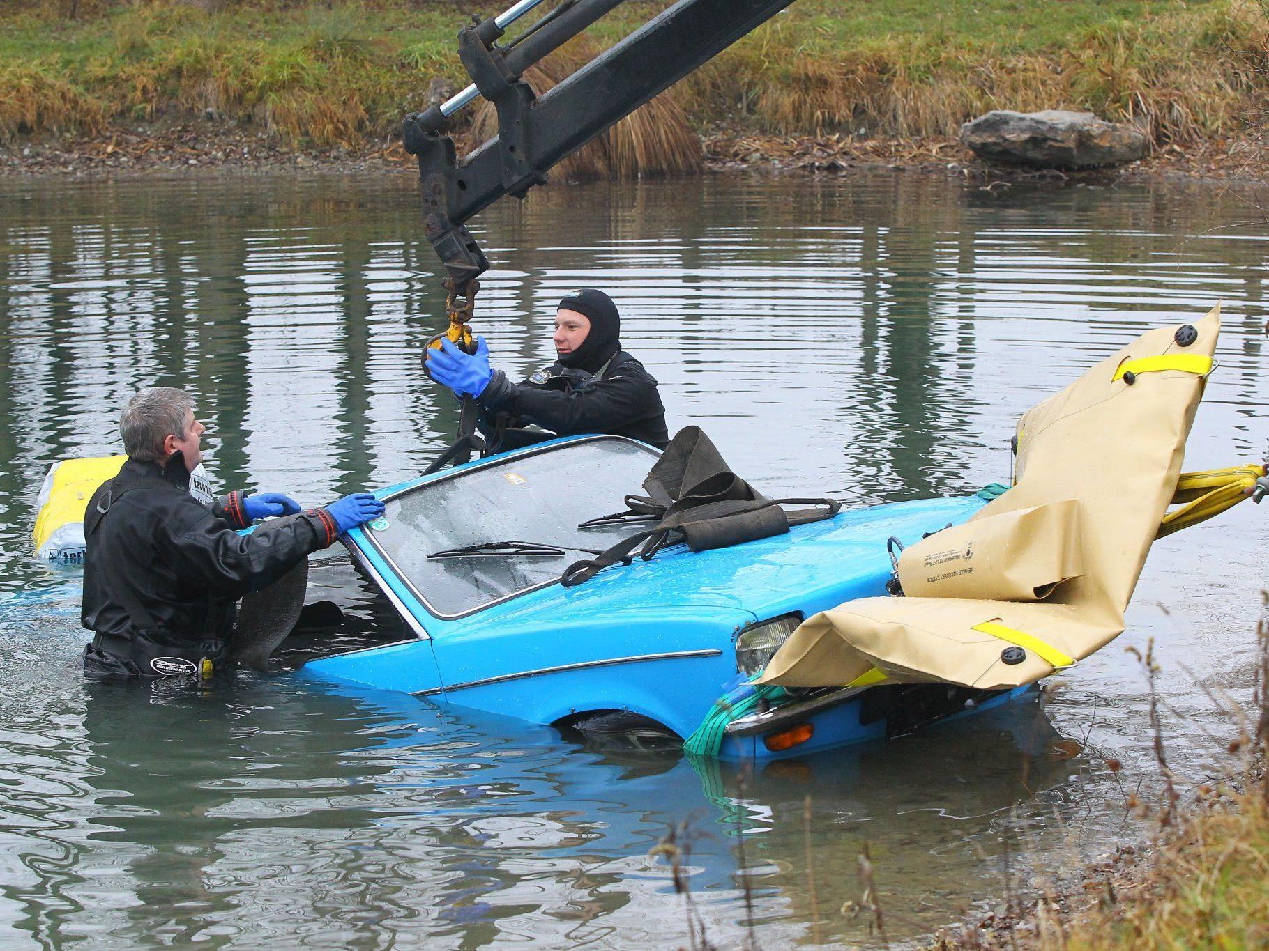 Der Opel wurde am Mittwoch aus dem Baggersee gehoben.