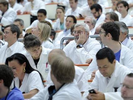 Die Ärzte des Wiener AKHs protestieren am Dienstag gegen die angekündigten Sparmaßnahmen.