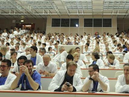 Die Ärzte finden sich zur großen Betriebsversammlung im AKH ein.