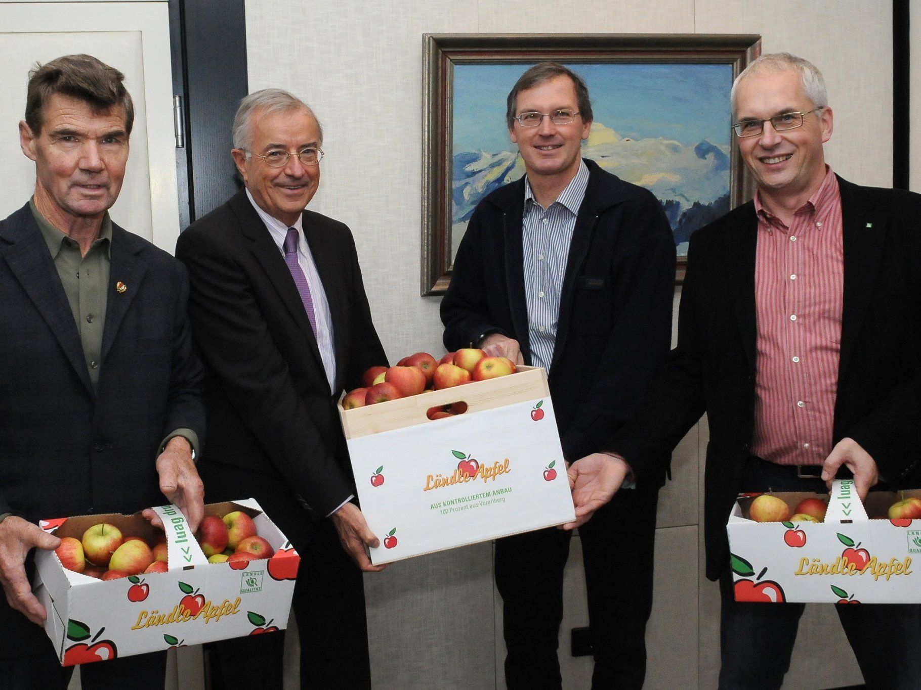 LH Herbert Sausgruber konnte sich von der guten Qualität überzeugen (im Bild v.l.: Rudolf Vollmar, Vorstandsmitglied der Vorarlberger Erwerbsobstbauern, Landeshauptmann Herbert Sausgruber, Jens Blum, Obmann der Vorarlberger Erwerbsobstbauern und Ulrich Höfert, Obstbau-Referent der Landwirtschaftskammer Vorarlberg) LH Herbert Sausgruber konnte sich von der guten Qualität überzeugen (im Bild v.l.: Rudolf Vollmar, Vorstandsmitglied der Vorarlberger Erwerbsobstbauern, Landeshauptmann Herbert Sausgruber, Jens Blum, Obmann der Vorarlberger Erwerbsobstbauern und Ulrich Höfert, Obstbau-Referent der Landwirtschaftskammer Vorarlberg)